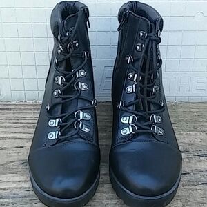 Black woman's boots/ Gently used.